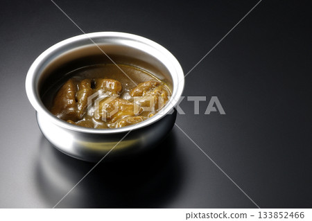 盛在銀盤中的咖哩雞，以黑色背景拍攝。 133852466