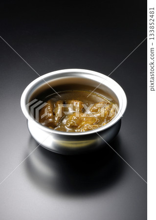 盛在銀盤中的咖哩雞，以黑色背景拍攝。 133852481