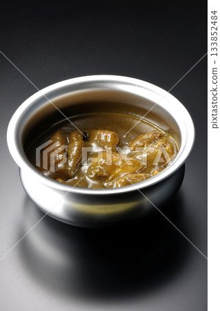 盛在銀盤中的咖哩雞，以黑色背景拍攝。 133852484