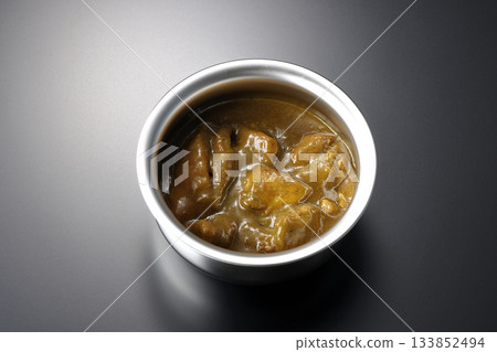 盛在銀盤中的咖哩雞，以黑色背景拍攝。 133852494