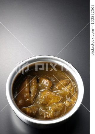 盛在銀盤中的咖哩雞，以黑色背景拍攝。 133852502