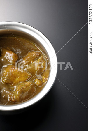 盛在銀盤中的咖哩雞，以黑色背景拍攝。 133852506