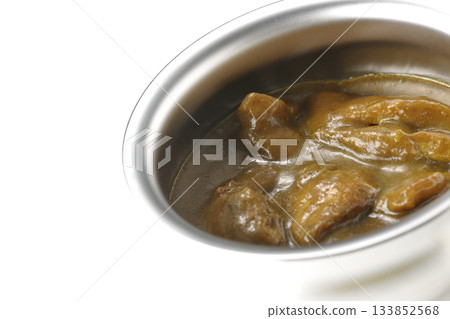 盛在銀盤中的咖哩雞,以白色背景拍攝。 盛在銀盤中的咖哩雞,以白色背景拍攝。 133852568