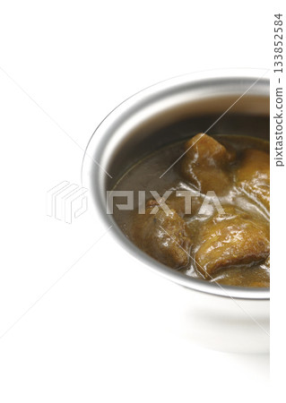 盛在銀盤中的咖哩雞，以白色背景拍攝。 133852584