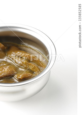 盛在銀盤中的咖哩雞，以白色背景拍攝。 133852585