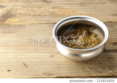 雞肉咖哩盛放在銀質餐具上 133852650