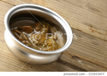 雞肉咖哩盛放在銀質餐具上 133852657