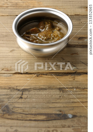 雞肉咖哩盛放在銀質餐具上 133852665