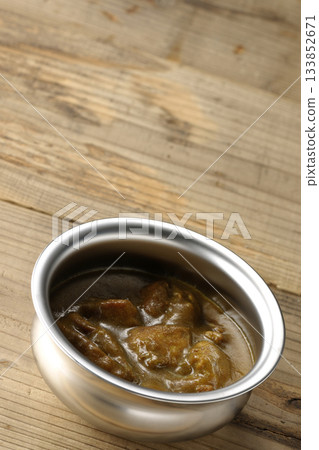 雞肉咖哩盛放在銀質餐具上 雞肉咖哩盛放在銀質餐具上 133852671