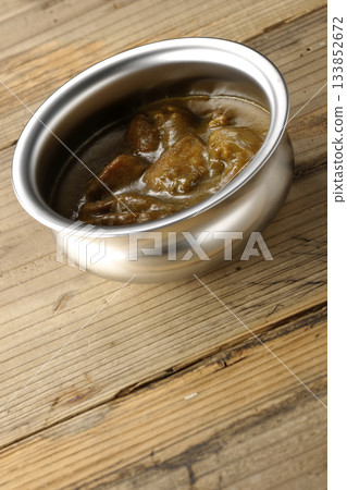 雞肉咖哩盛放在銀質餐具上 雞肉咖哩盛放在銀質餐具上 133852672