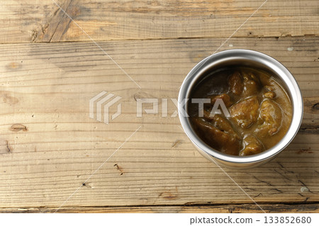 雞肉咖哩盛放在銀質餐具上 133852680