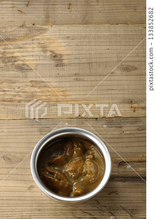 雞肉咖哩盛放在銀質餐具上 133852682