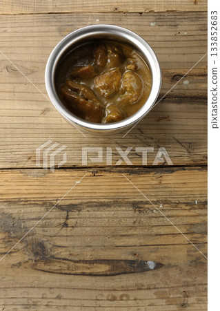 雞肉咖哩盛放在銀質餐具上 雞肉咖哩盛放在銀質餐具上 133852683