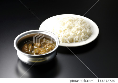 雞肉咖哩飯盛在銀質餐具上 雞肉咖哩飯盛在銀質餐具上 133852780