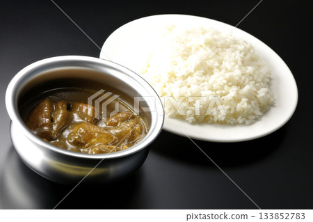 雞肉咖哩飯盛在銀質餐具上 133852783