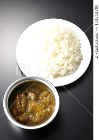 雞肉咖哩飯盛在銀質餐具上 133852789