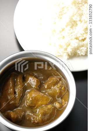 雞肉咖哩飯盛在銀質餐具上 133852790