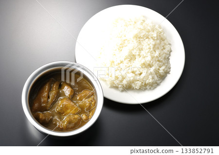 雞肉咖哩飯盛在銀質餐具上 133852791