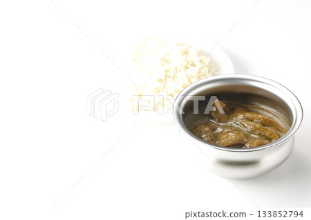 雞肉咖哩飯盛在銀質餐具上 雞肉咖哩飯盛在銀質餐具上 133852794