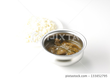 雞肉咖哩飯盛在銀質餐具上 133852795