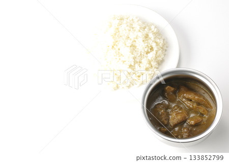 雞肉咖哩飯盛在銀質餐具上 雞肉咖哩飯盛在銀質餐具上 133852799
