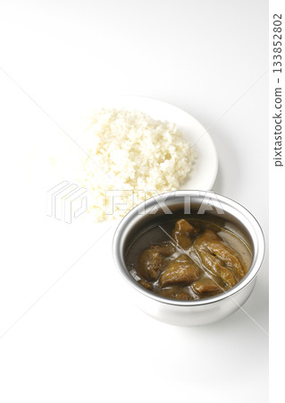 雞肉咖哩飯盛在銀質餐具上 133852802