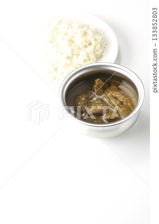 雞肉咖哩飯盛在銀質餐具上 133852803