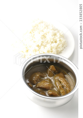 雞肉咖哩飯盛在銀質餐具上 133852805