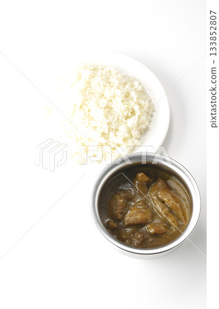 雞肉咖哩飯盛在銀質餐具上 133852807