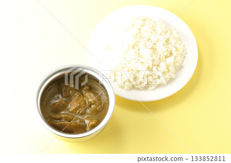 雞肉咖哩飯盛在銀質餐具上 雞肉咖哩飯盛在銀質餐具上 133852811