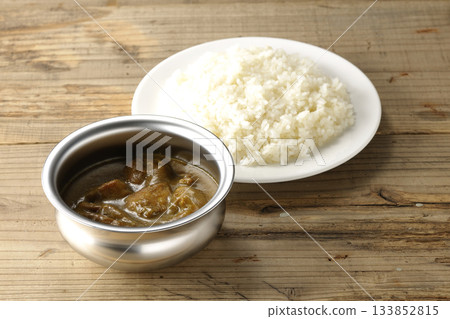 雞肉咖哩飯盛在銀質餐具上 133852815