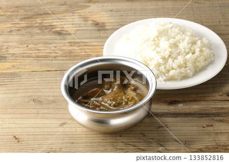 雞肉咖哩飯盛在銀質餐具上 133852816