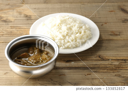 雞肉咖哩飯盛在銀質餐具上 雞肉咖哩飯盛在銀質餐具上 133852817