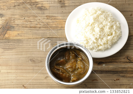 雞肉咖哩飯盛在銀質餐具上 133852821