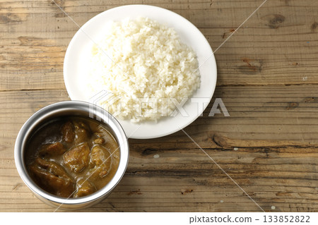 雞肉咖哩飯盛在銀質餐具上 133852822