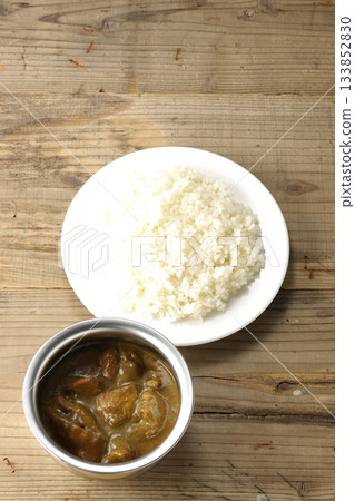 雞肉咖哩飯盛在銀質餐具上 雞肉咖哩飯盛在銀質餐具上 133852830