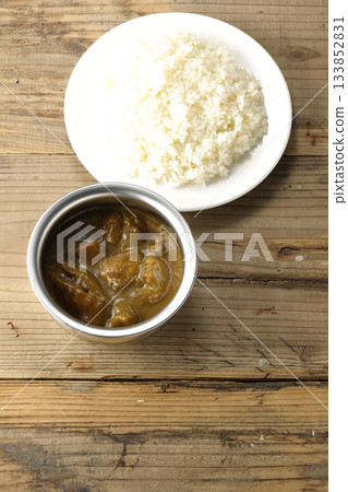 雞肉咖哩飯盛在銀質餐具上 雞肉咖哩飯盛在銀質餐具上 133852831