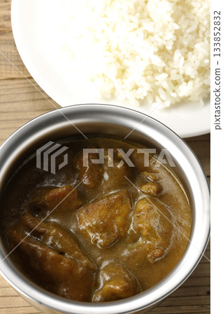 雞肉咖哩飯盛在銀質餐具上 133852832