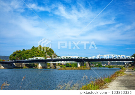 從木曾川岸邊眺望犬山橋 133853325