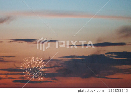 夕陽下的煙火 133855343