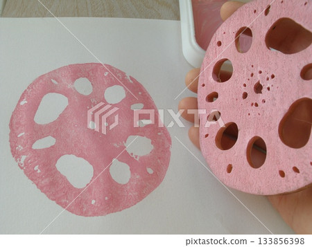 將一塊蓮藕塗上粉紅色顏料,然後印在彩紙上。 將一塊蓮藕塗上粉紅色顏料,然後印在彩紙上。 133856398