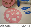 將蓮藕和櫸樹葉的碎片塗上顏料，製成蔬菜和樹葉印章。 133856584
