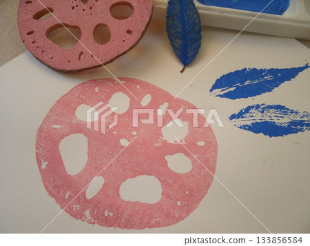 Paint scraps of lotus root and zelkova leaves to create vegetable and leaf stamps. 133856584