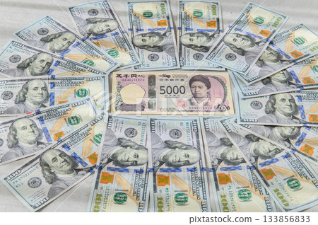 一張100美元鈔票被一群男人包圍，日本，5000日元女領導人，鋒利 133856833