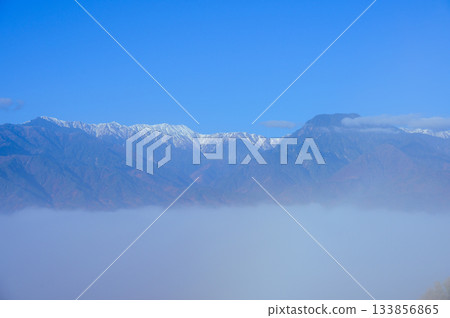 雲海、大天上山（雪山）和有明山 [池田町，北安郡] 133856865