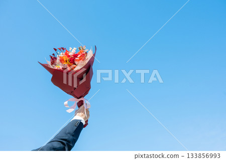 一束鮮花映襯著藍天 133856993