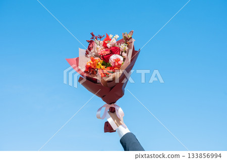 一束鮮花映襯著藍天 133856994