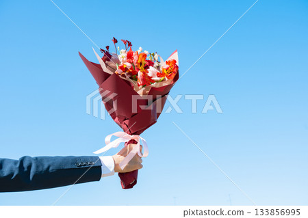 一束鮮花映襯著藍天 一束鮮花映襯著藍天 133856995