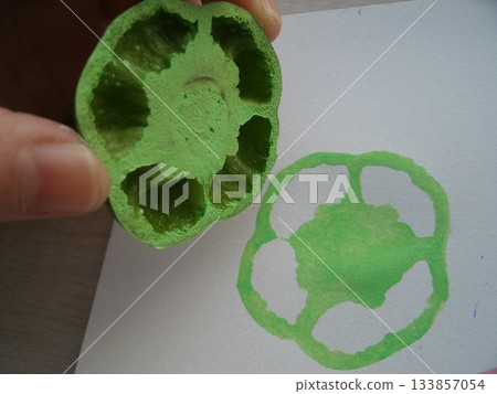 Vegetable stamps made with bell pepper scraps and paint 133857054