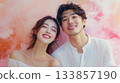 一對年輕情侶幸福地笑著的肖像 133857190